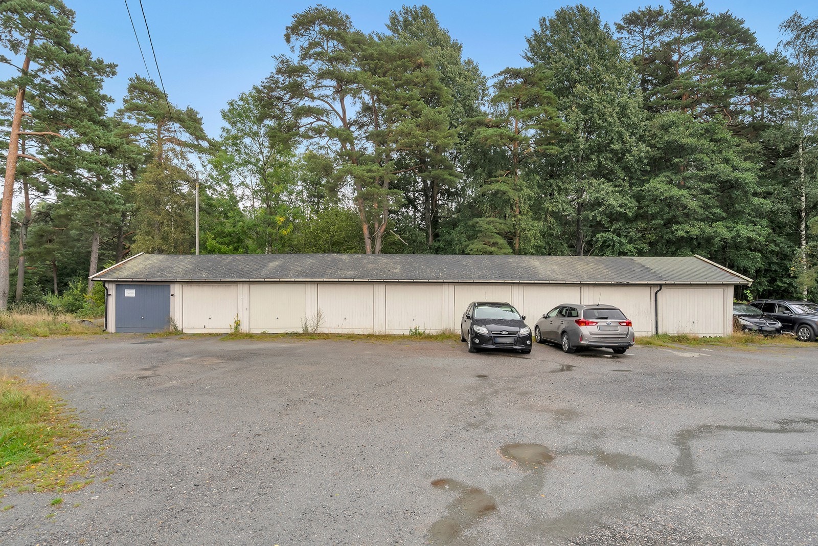 Garasjeplass i rekke medfølger leiligheten. Galleribilde