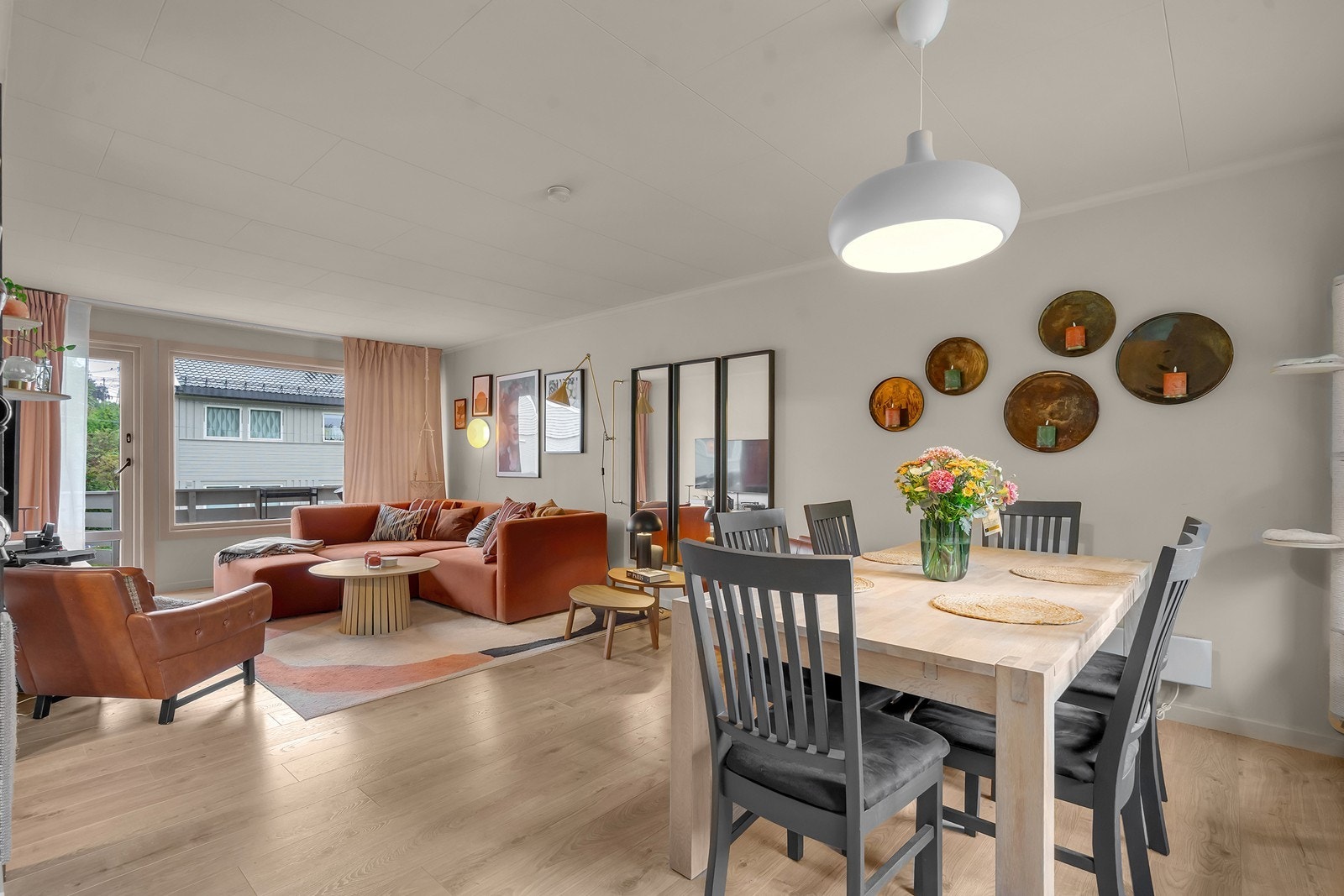 Romslig stue og spisestue med god plass til både spisebord og sofakrok. Galleribilde