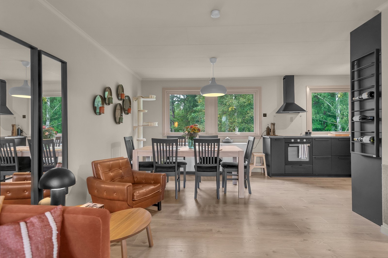 Den åpen løsningen mellom stue og kjøkken skaper flyt i rommet. Galleribilde