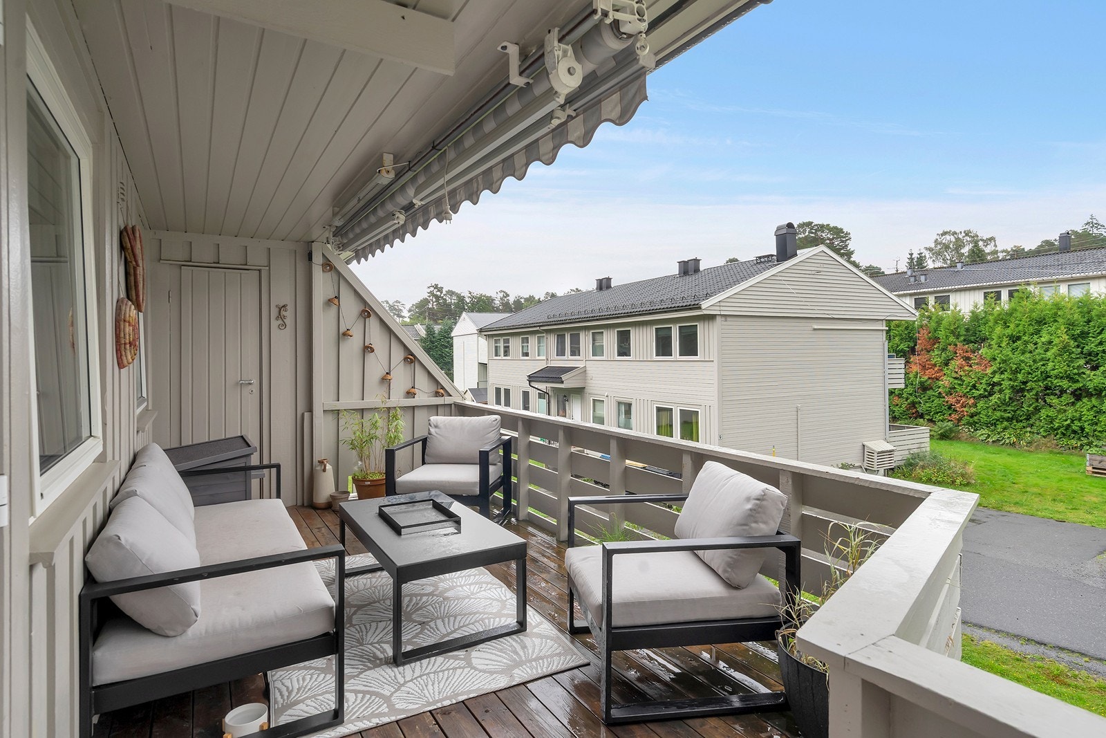 Leiligheten har en romslig veranda med en praktisk bod i enden for oppbevaring. Galleribilde