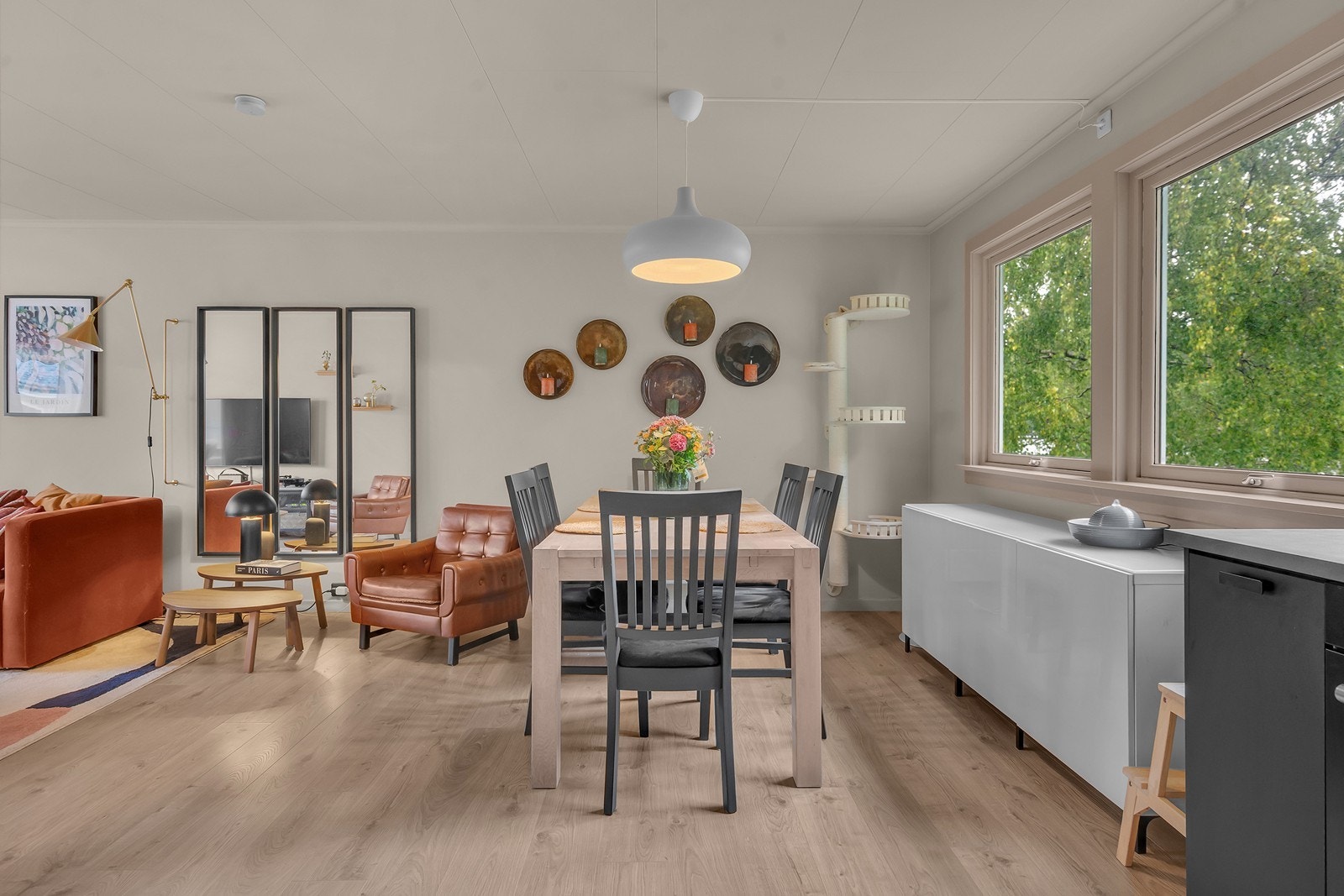 Her er god plass til å samle venner og familie til hyggelige måltider. Galleribilde