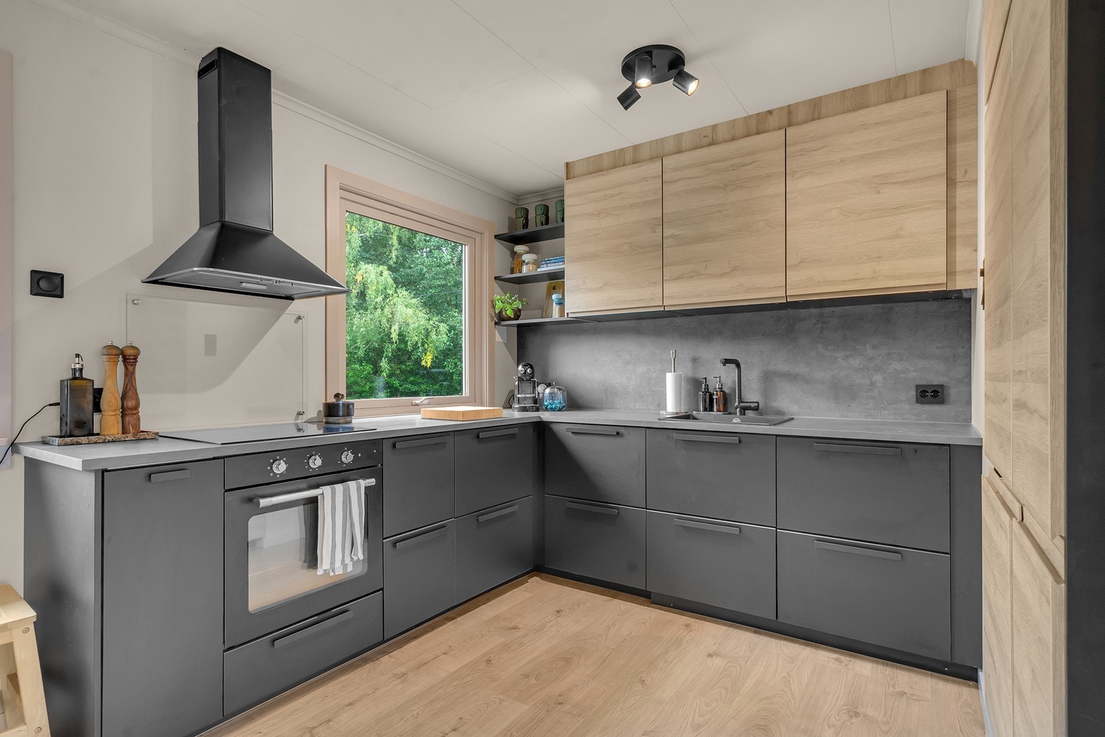 Moderne kjøkken med mye skap- og benkeplass. Galleribilde