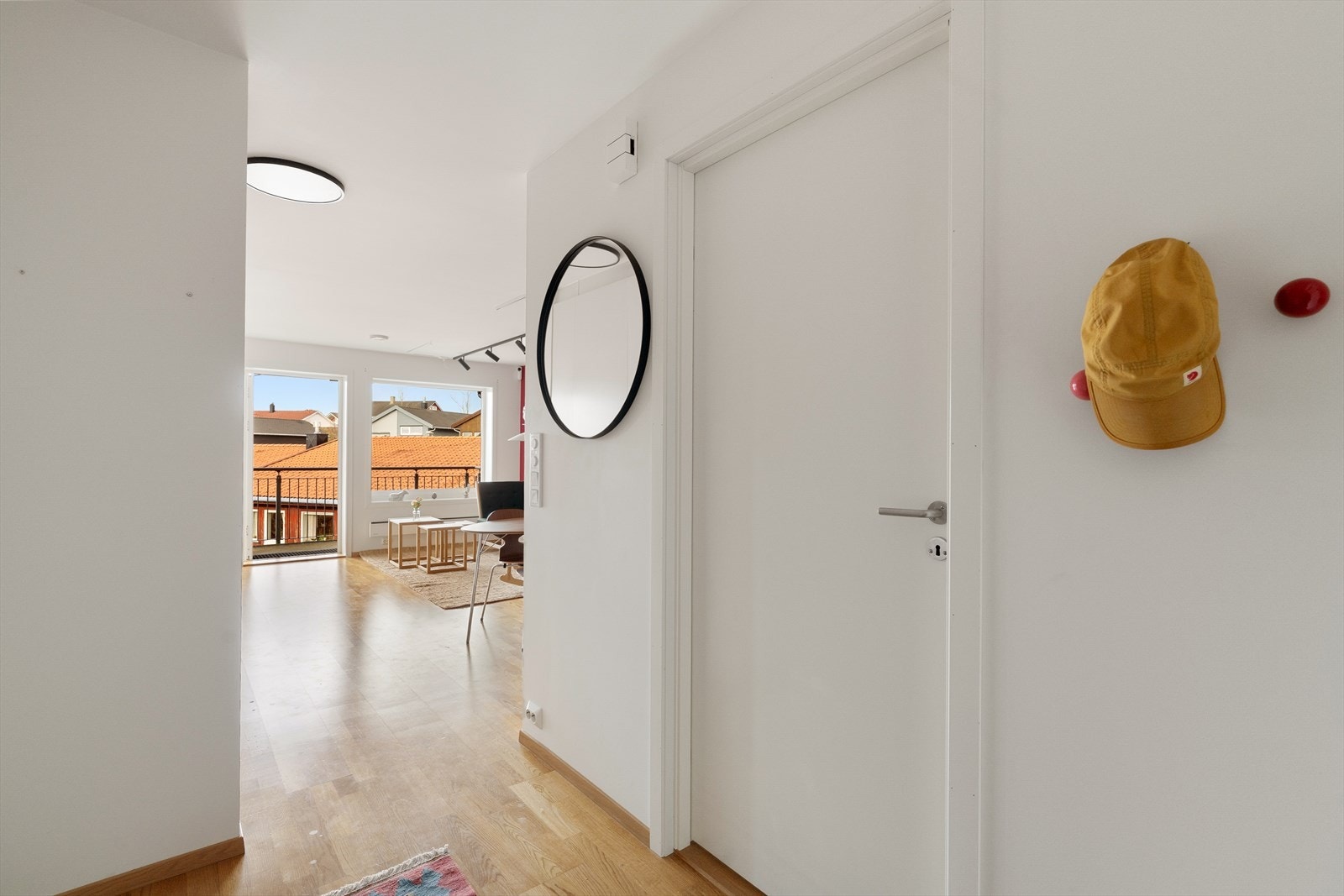 Hvitmalte flater og eikeparkett på gulv Galleribilde