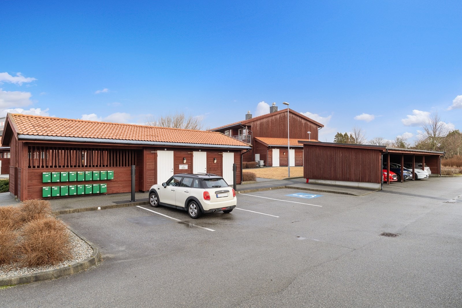 Utvendig biloppstillingsplass. Galleribilde