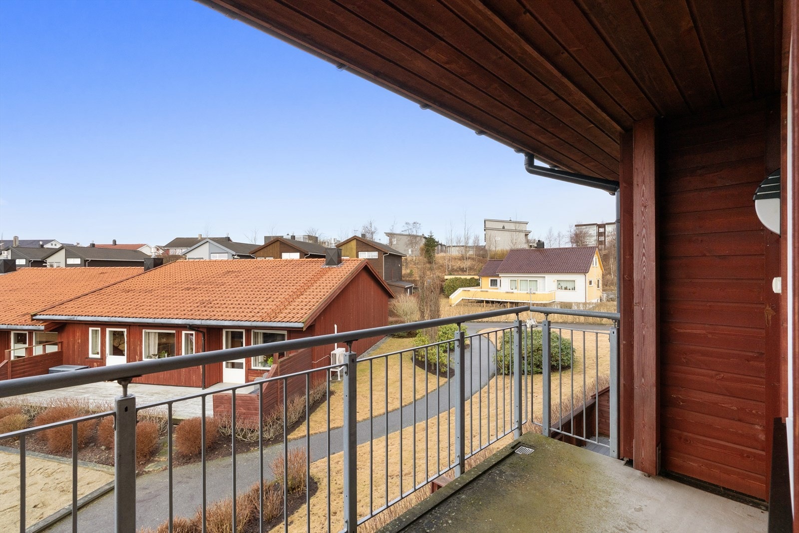 Leiligheten ligger i etablert boligområde bestående av både rekkehus og for det meste enboliger. Galleribilde