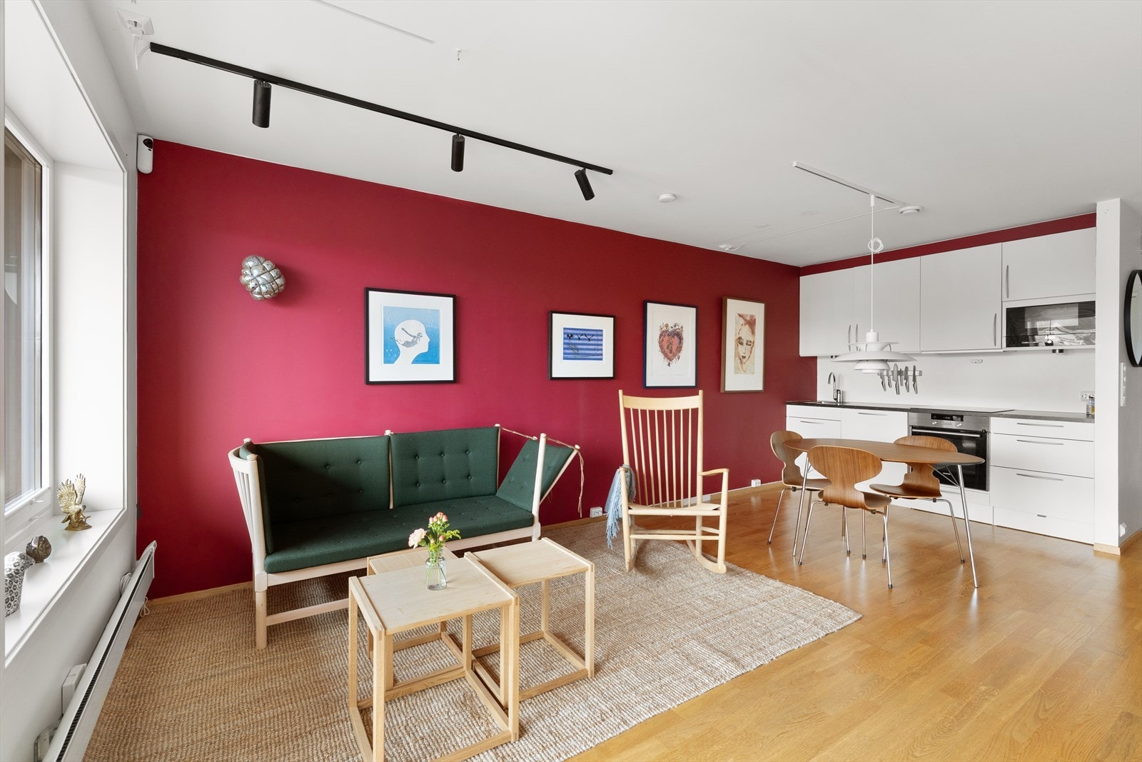 Også plass til spisebord i tillegg til sofa Galleribilde