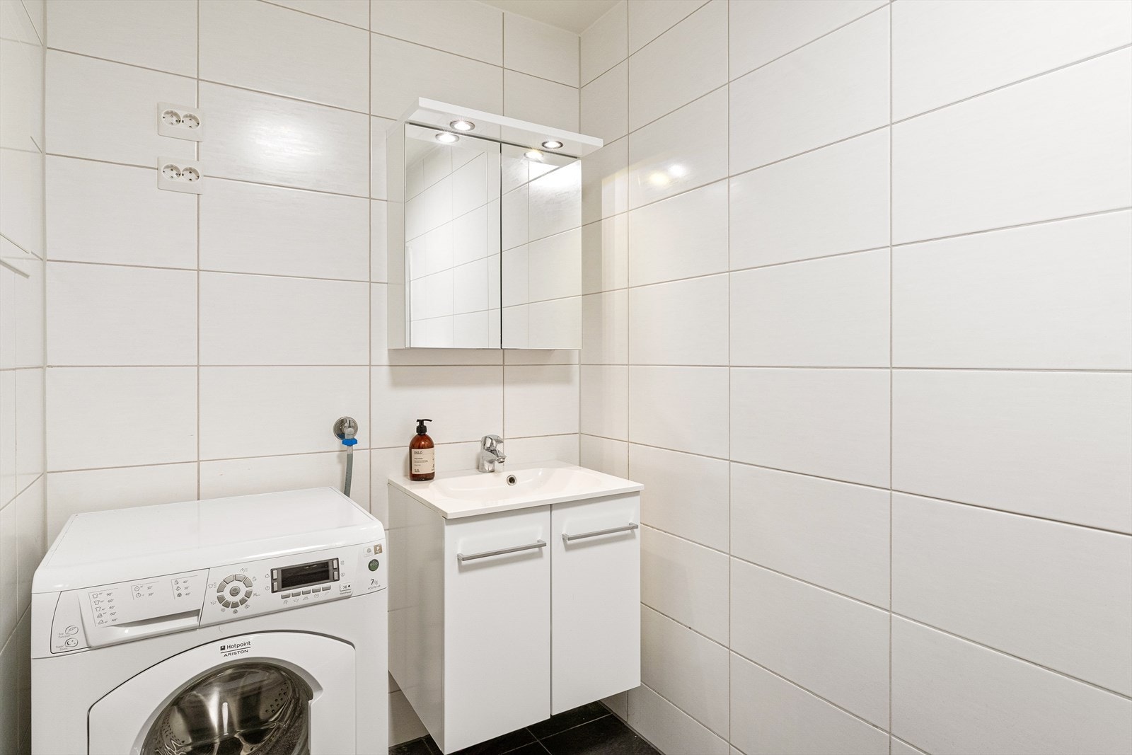 Opplegg for både vaskemaskin og tørketrommel Galleribilde