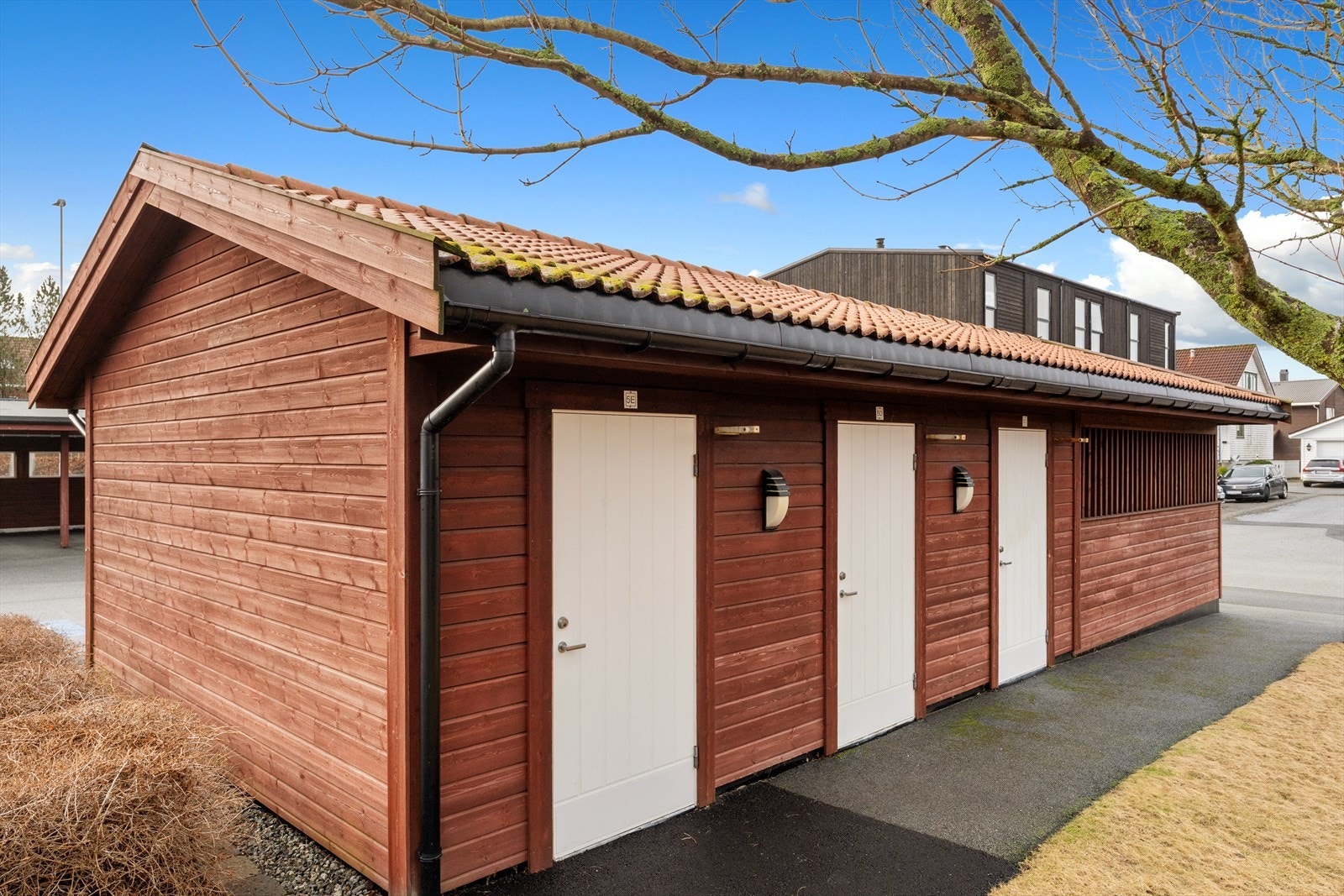 Utvendig lukket bod og avfallshåndtering Galleribilde