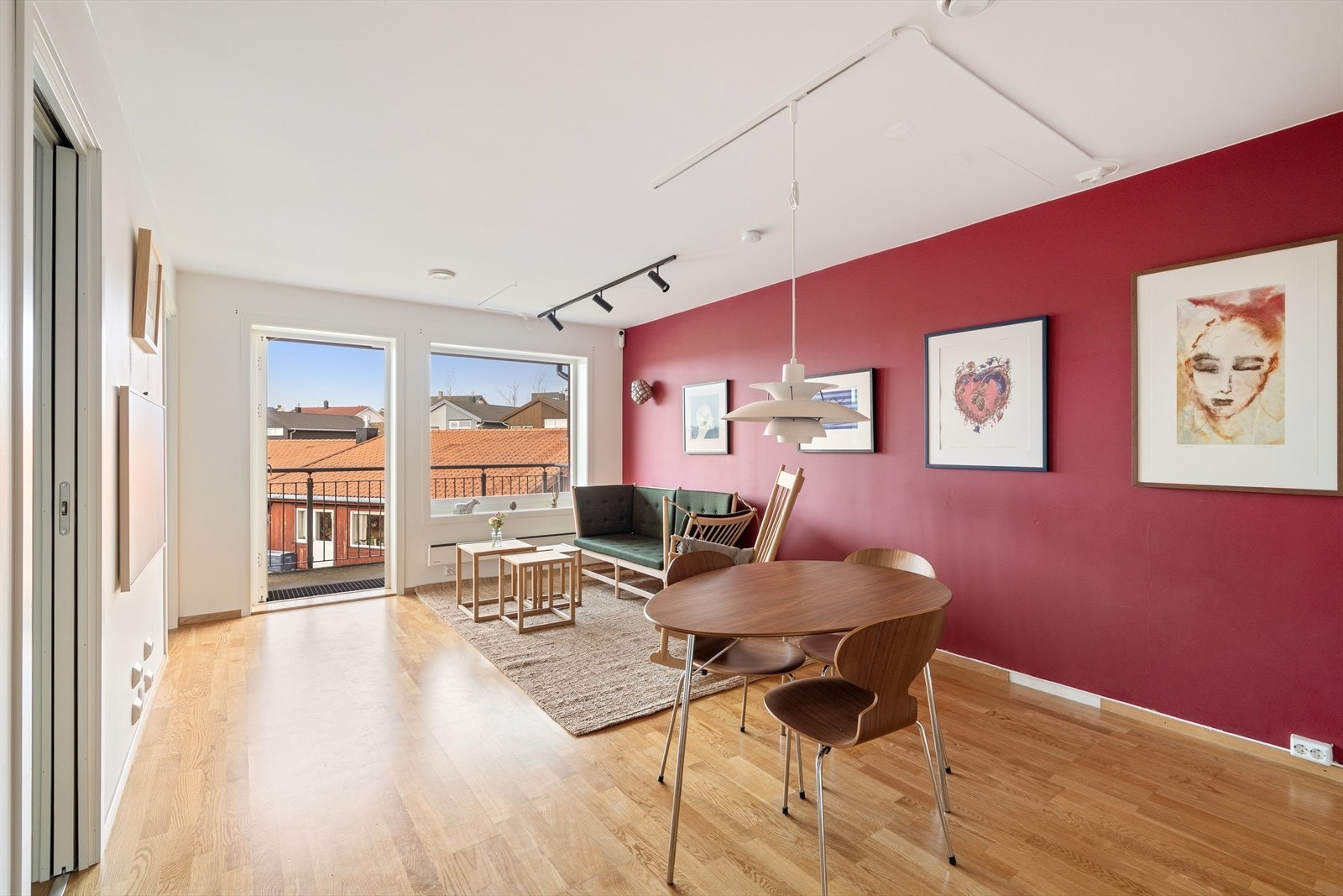 Utgang til sørvestvent balkong fra stue Galleribilde