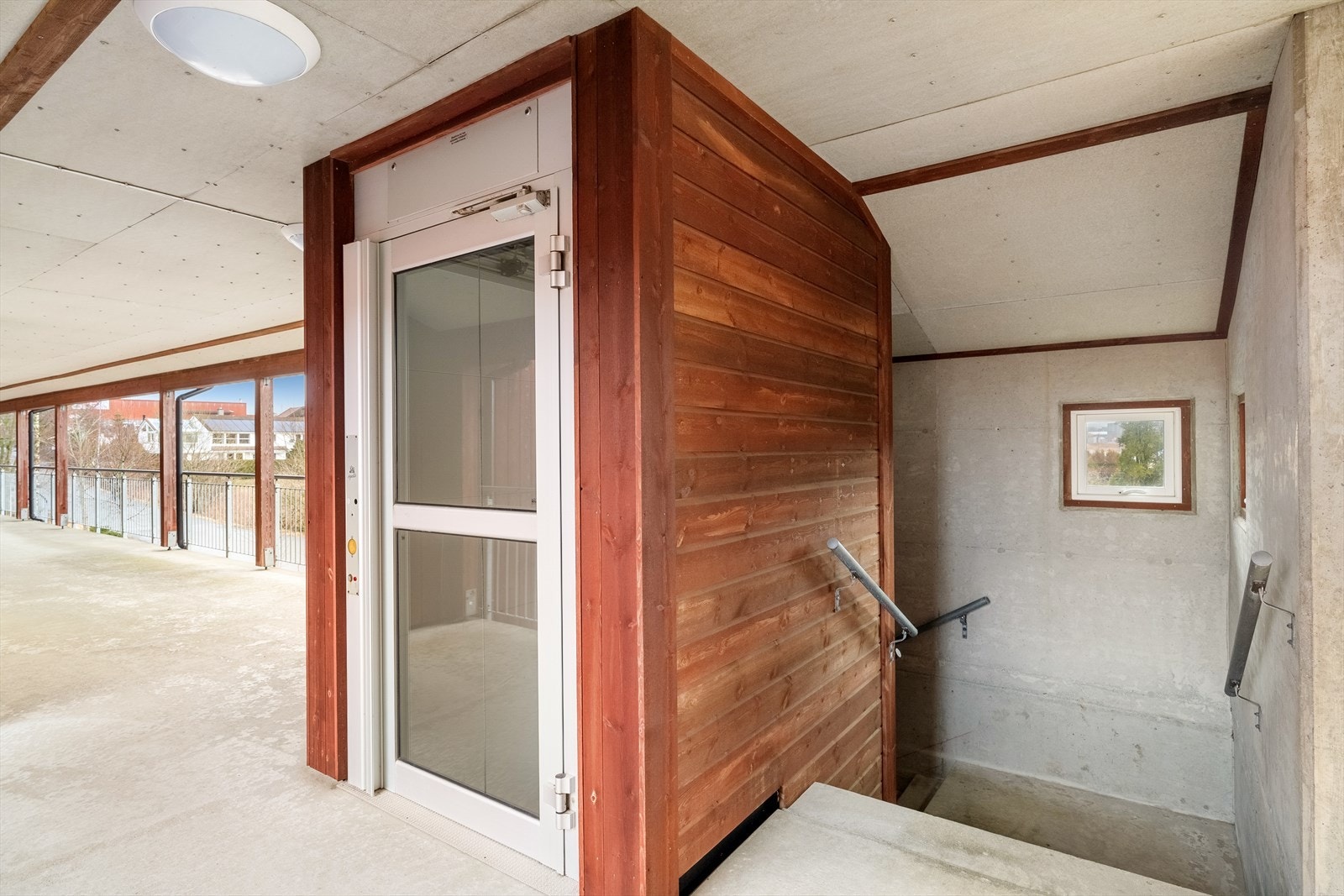 Trappeadkomst i tillegg til heis Galleribilde
