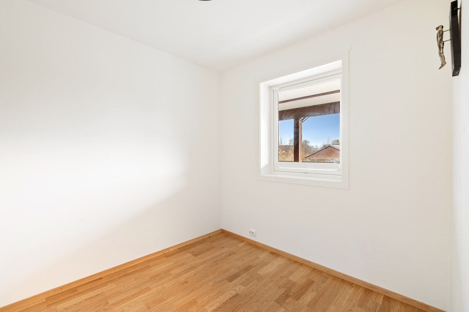 Rommet har vindu med størrelse 100 x 120 og tilfredsstiller krav til rømningsvei, men er ikke søkt om til soverom av dagens eier. Kontakt gjerne megler om du har spørsmål. Galleribilde