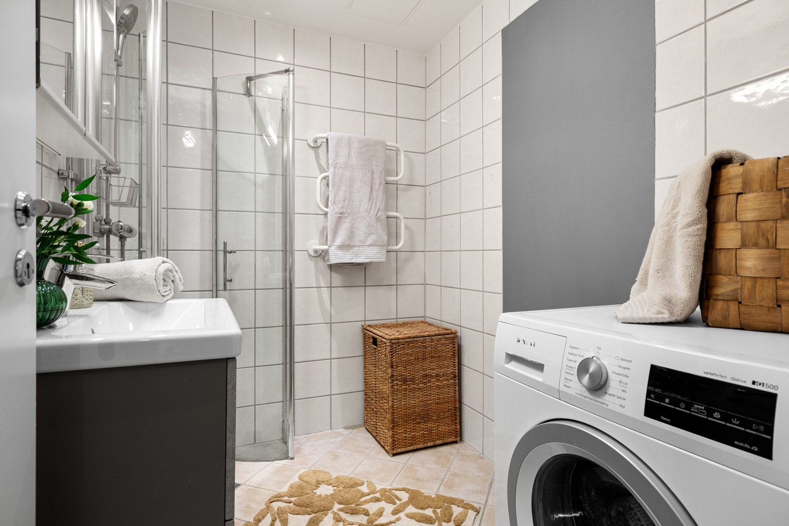 Tidløst bad fra 2006 med behagelig gulvvarme. Galleribilde