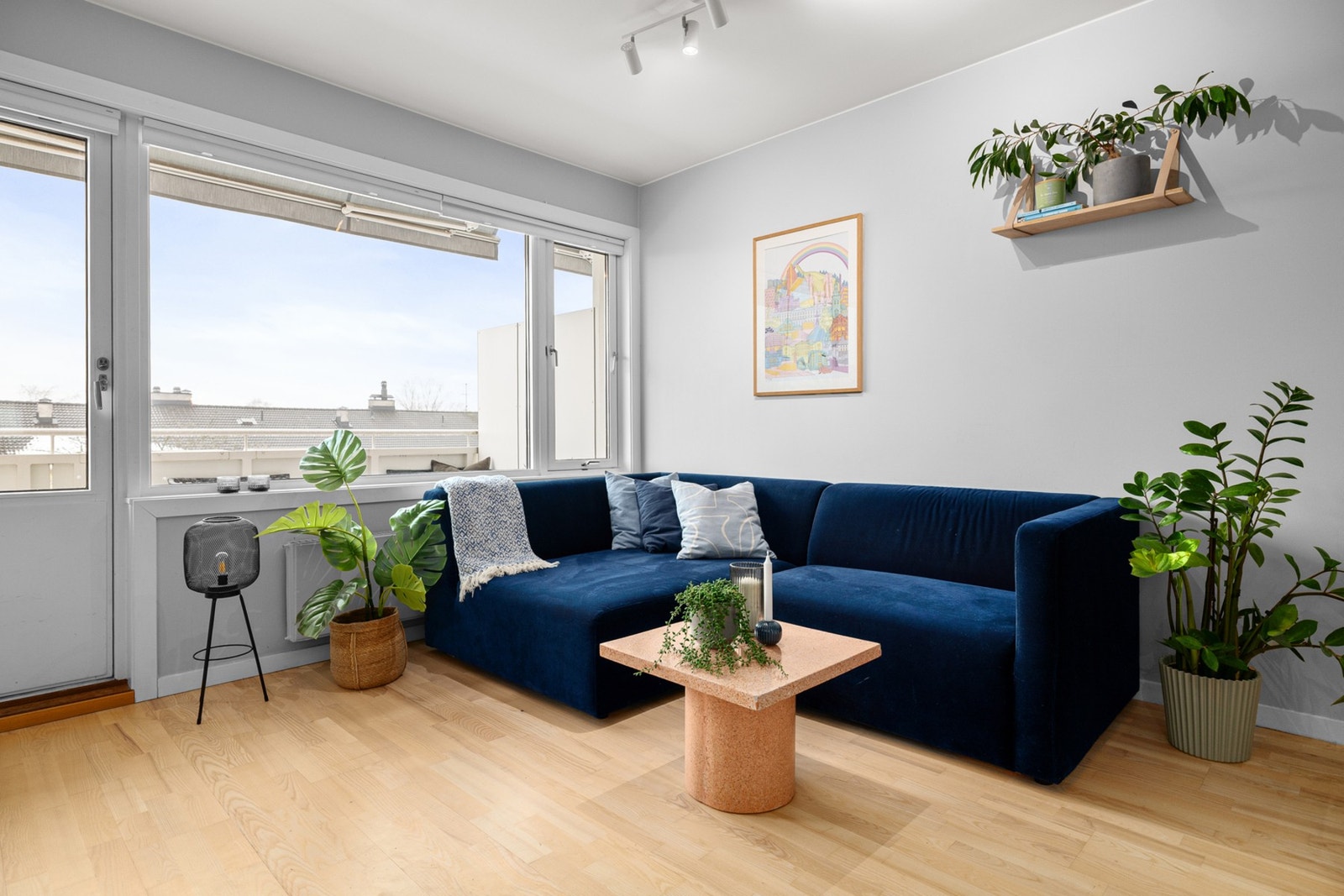 Store vindusflater sørger for rikelig med naturlig lys og en luftig atmosfære. Galleribilde