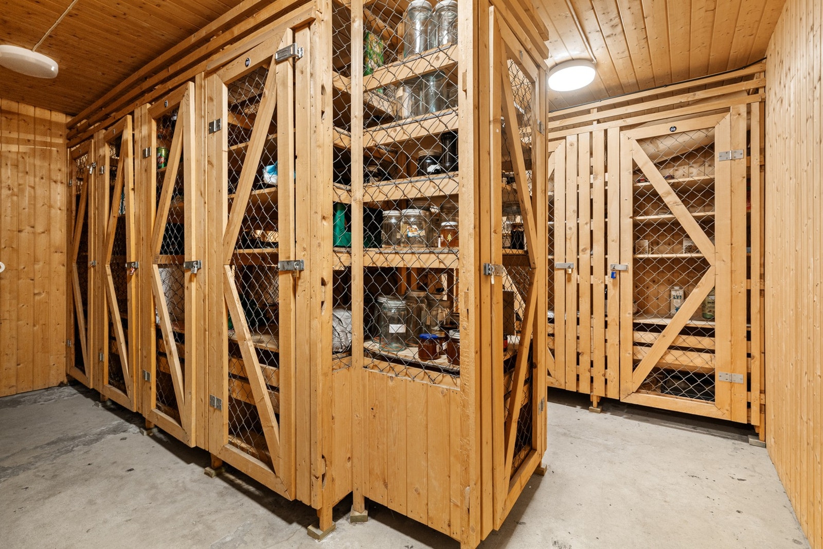 Det finnes også kjølerom med private, avlåste skap samt fellesvaskeri med tilhørende tørkerom. Galleribilde