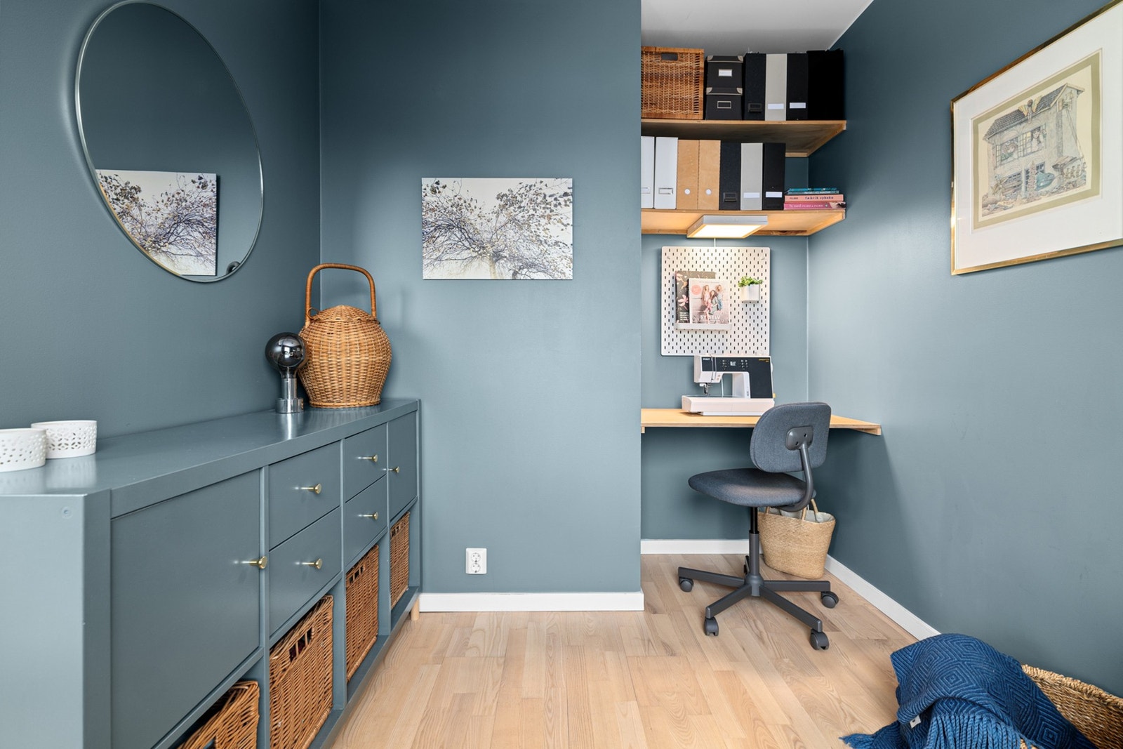 Plassbygget skrivepult med tilhørende hylleløsning over. Galleribilde