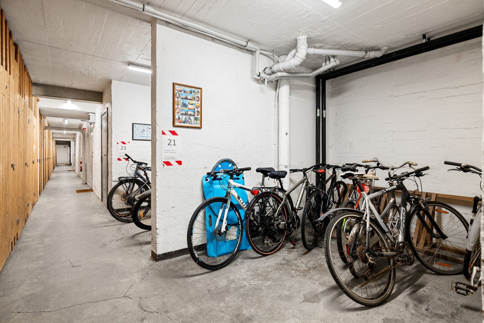 Sameiet tilbyr gode fellesfasiliteter som innendørs og utendørs sykkelparkering, dekkrom og rikelig med oppbevaringsplass i fellesarealer. Galleribilde