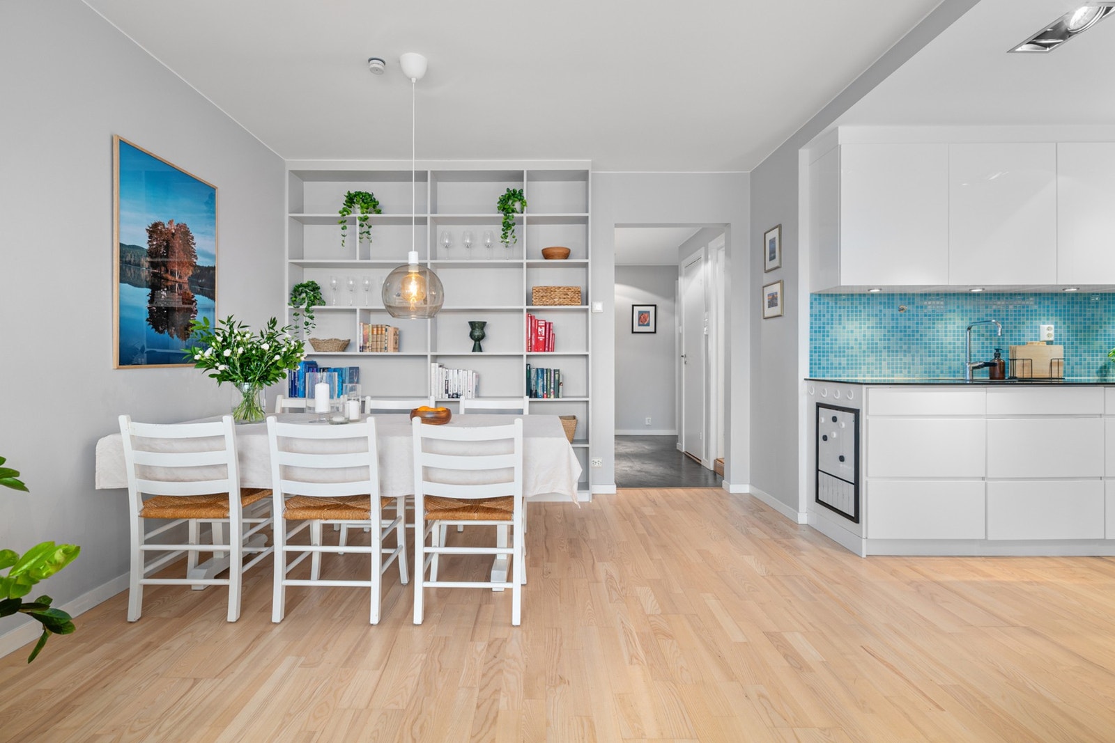 Kjøkkenet ligger i åpen forbindelse med stuen, men er samtidig trukket noe tilbake slik at arbeidsområdet oppleves mer skjermet. Galleribilde