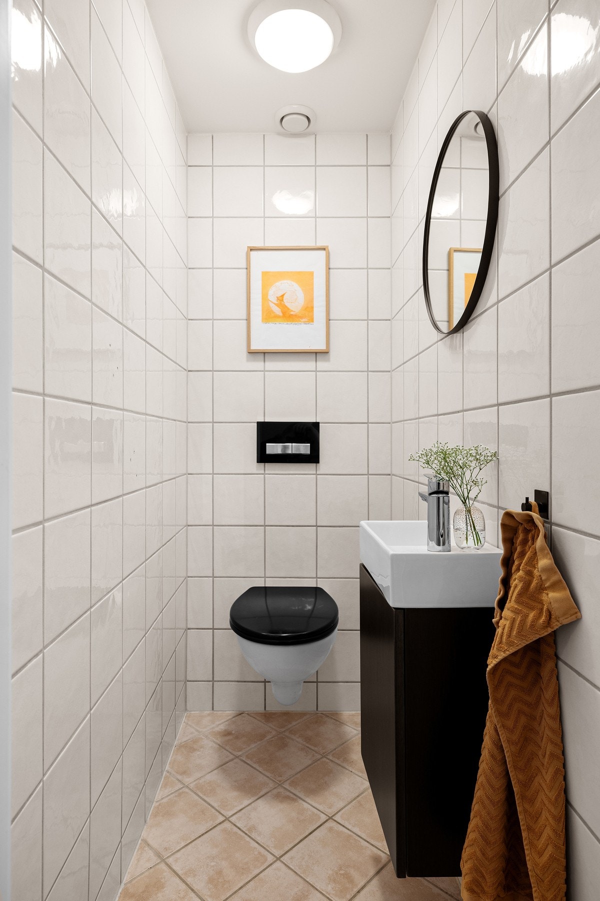 Ved siden av badet ligger et separat toalettrom i tilsvarende utførelse. Galleribilde