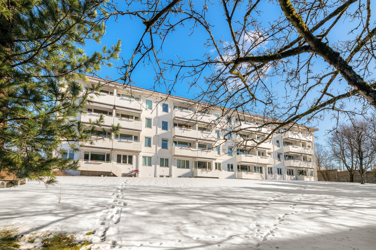 Leiligheten ligger i et populært og veldrevet borettslag sentralt på Tåsen med kort vei til barnehager og barneskolene Tåsen og Berg. Galleribilde