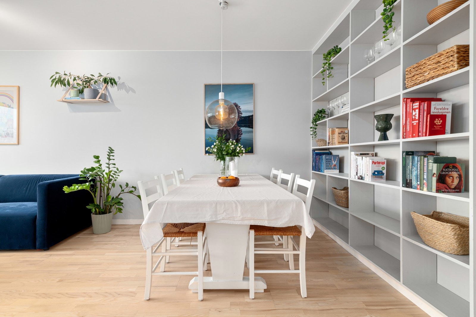 Plassbygget bokhylle langs veggen gir rikelig med oppbevaringsplass og gode muligheter for å innrede med bøker, dekor og personlige detaljer. Galleribilde