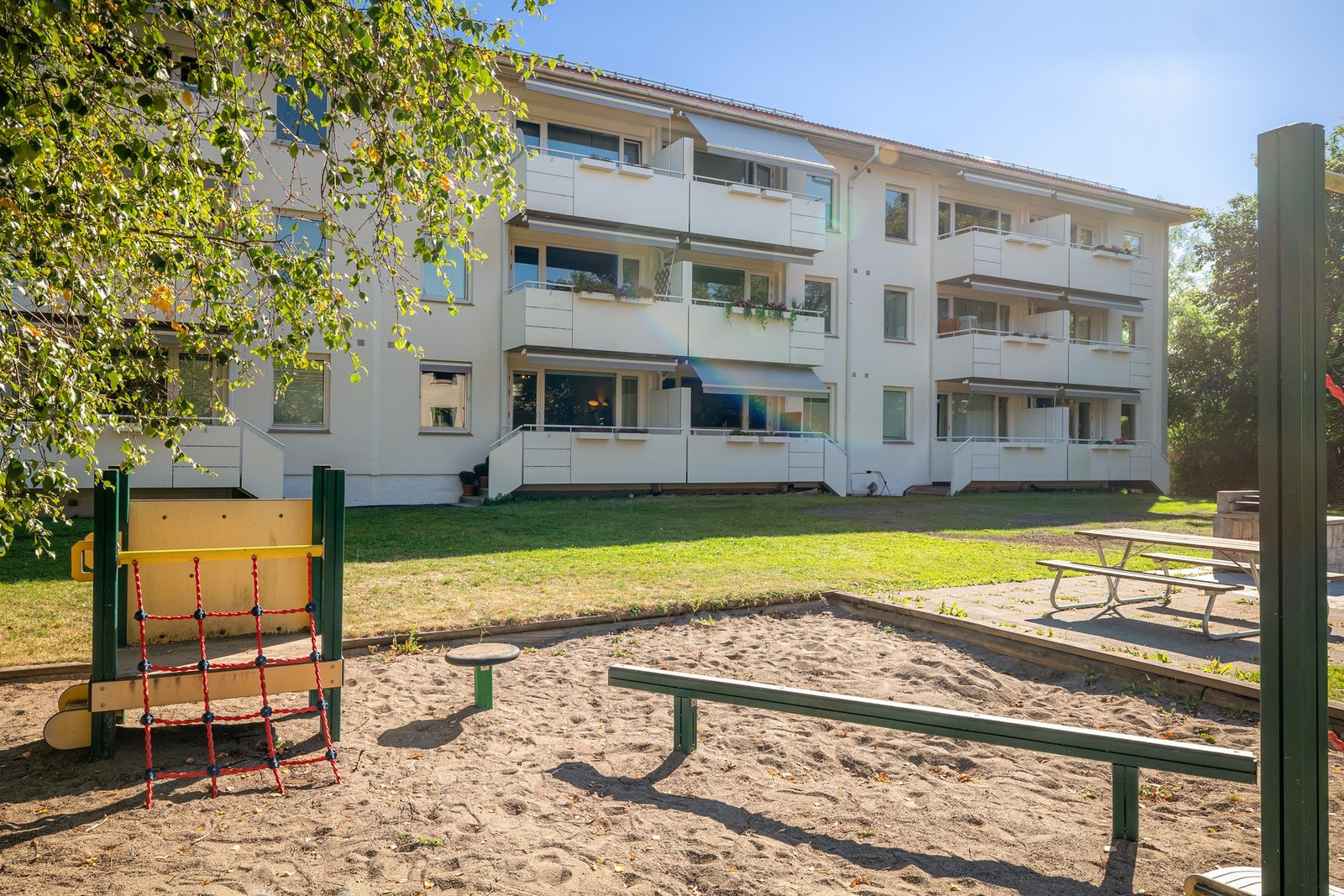 Felleshagen er pent opparbeidet og har lekeplass for de minste - en sosial møteplass for småbarnsforeldre. Galleribilde