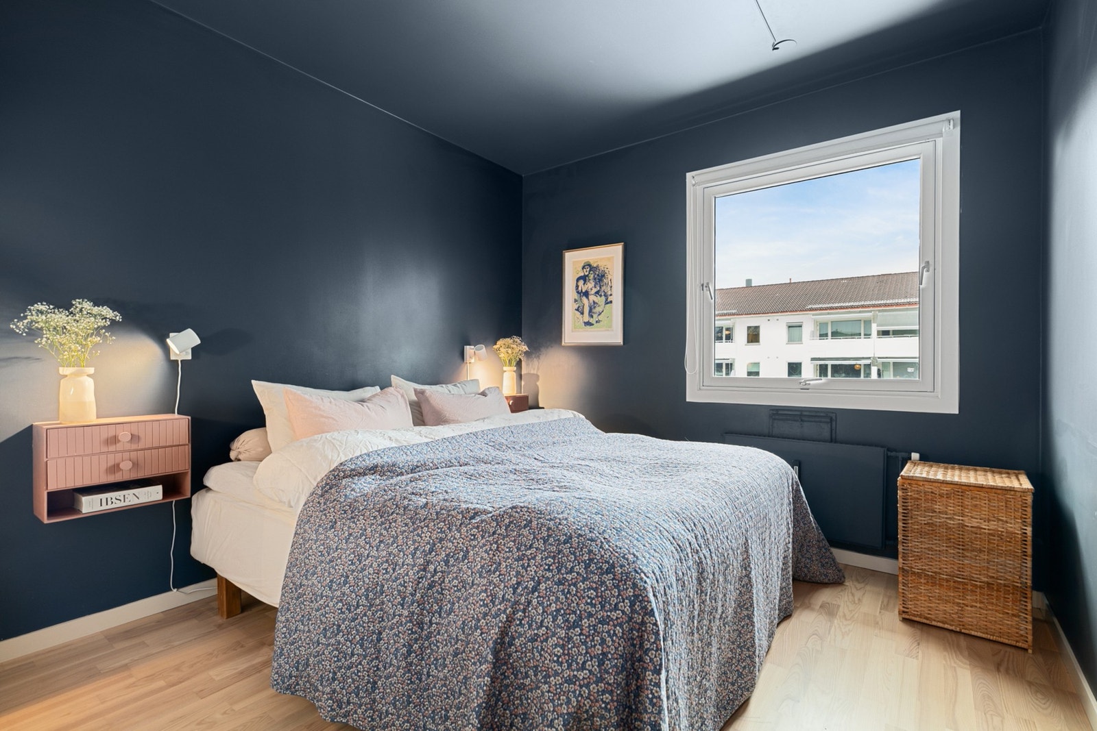 Med adkomst fra entré/gang finner du boligens hovedsoverom. Galleribilde