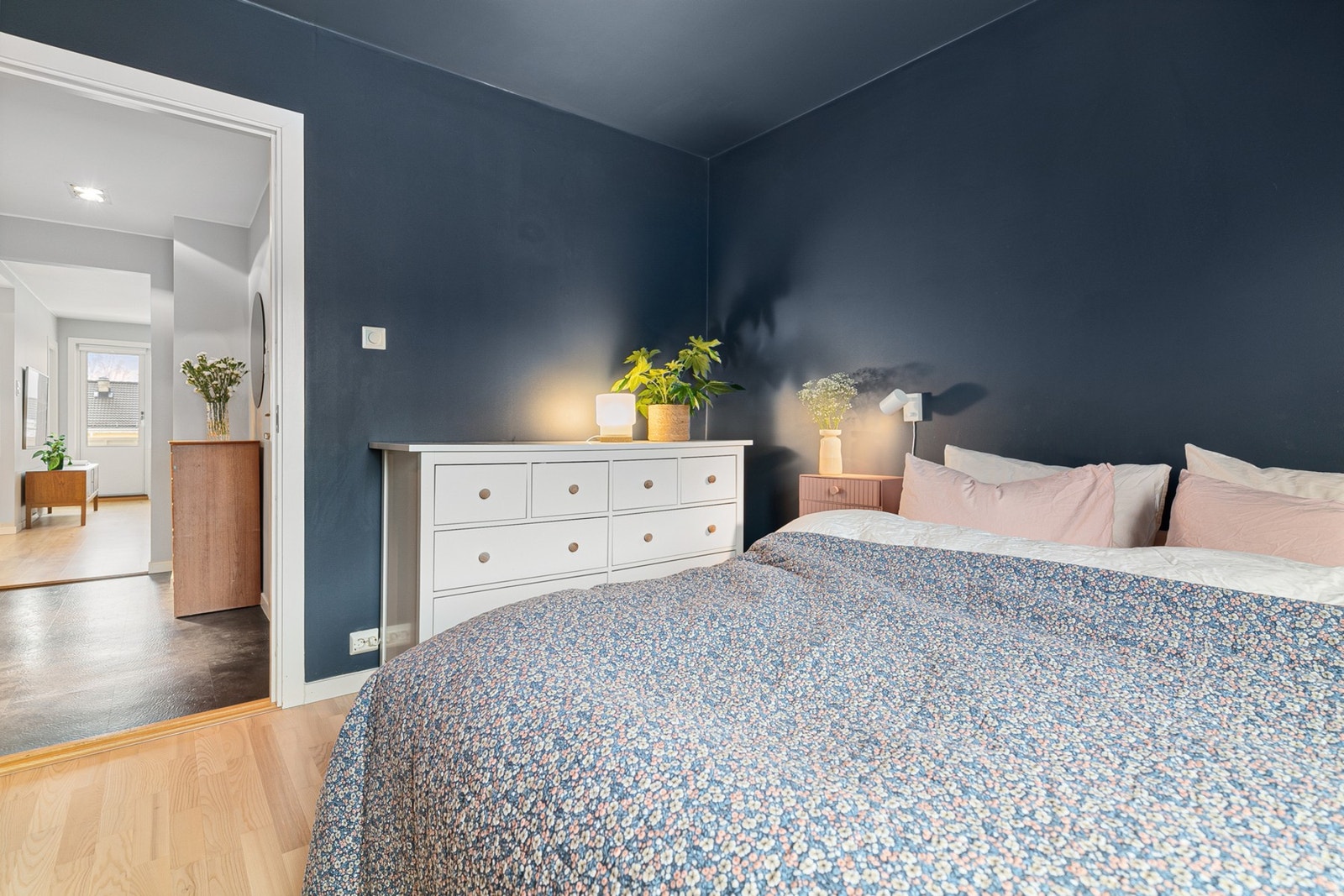 Soverommet fremstår romslig med god plass til dobbeltseng, tilhørende nattbord og ulike oppbevaringsløsninger. Galleribilde