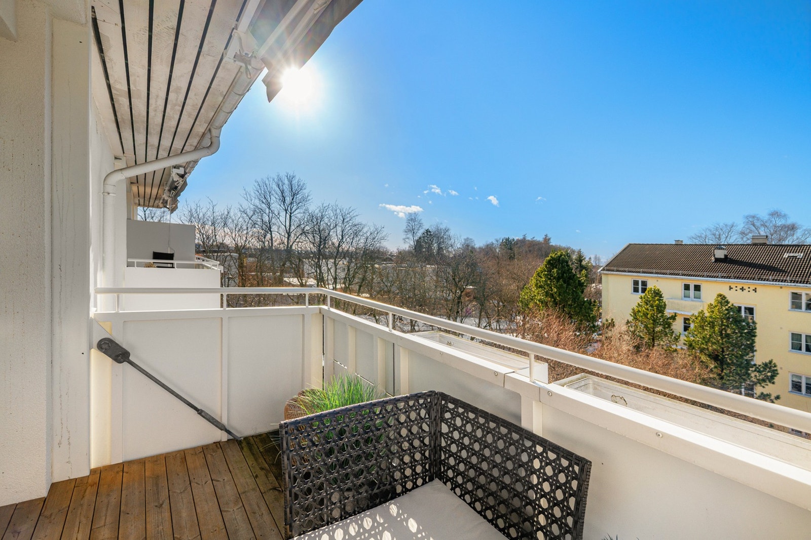 Solforholdene er svært gode, og det er montert markise som gir effektiv solavskjerming ved behov. Galleribilde