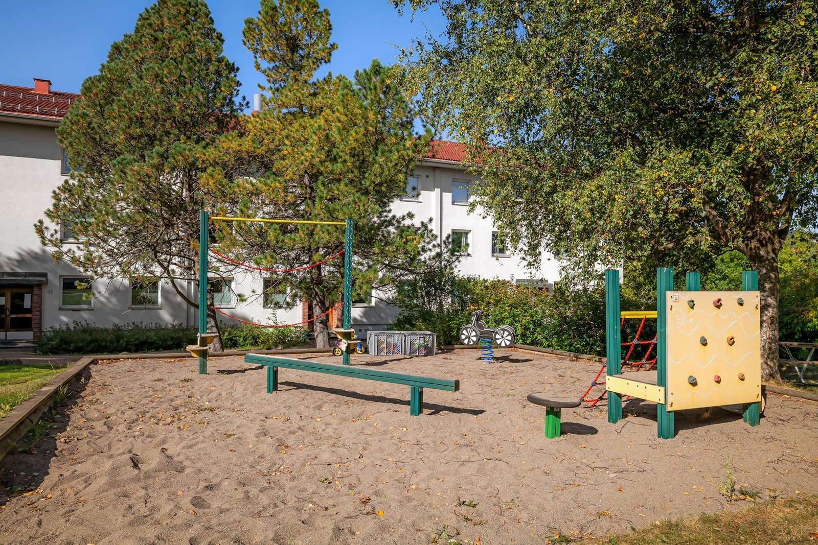 Leiligheten har en flott beliggenhet i en blindvei, med barnevennlige og trygge fellesarealer like utenfor døren. Galleribilde