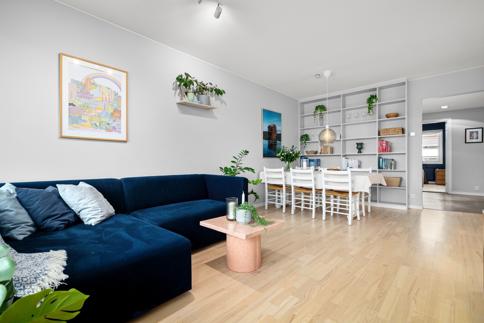 Tidløse materialvalg kombinert med delikate farger skaper et helhetlig og innbydende uttrykk. Galleribilde