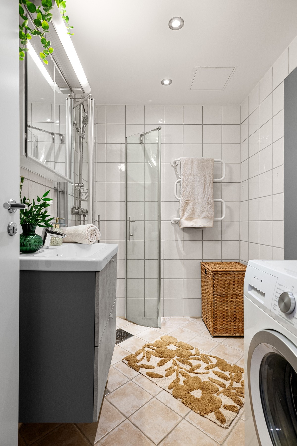 Det er downlights i himling, samt opplegg for vaskemaskin. Galleribilde