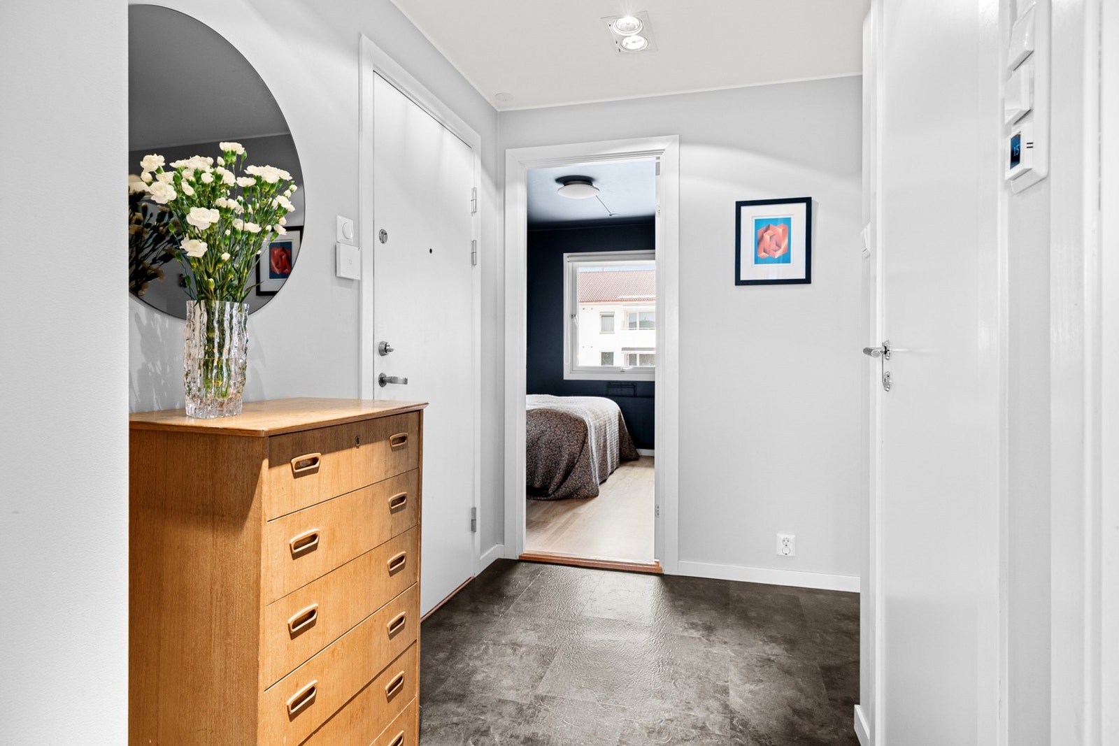 Lys og innbydende entré med nytt dørcallinganlegg (2026). Galleribilde