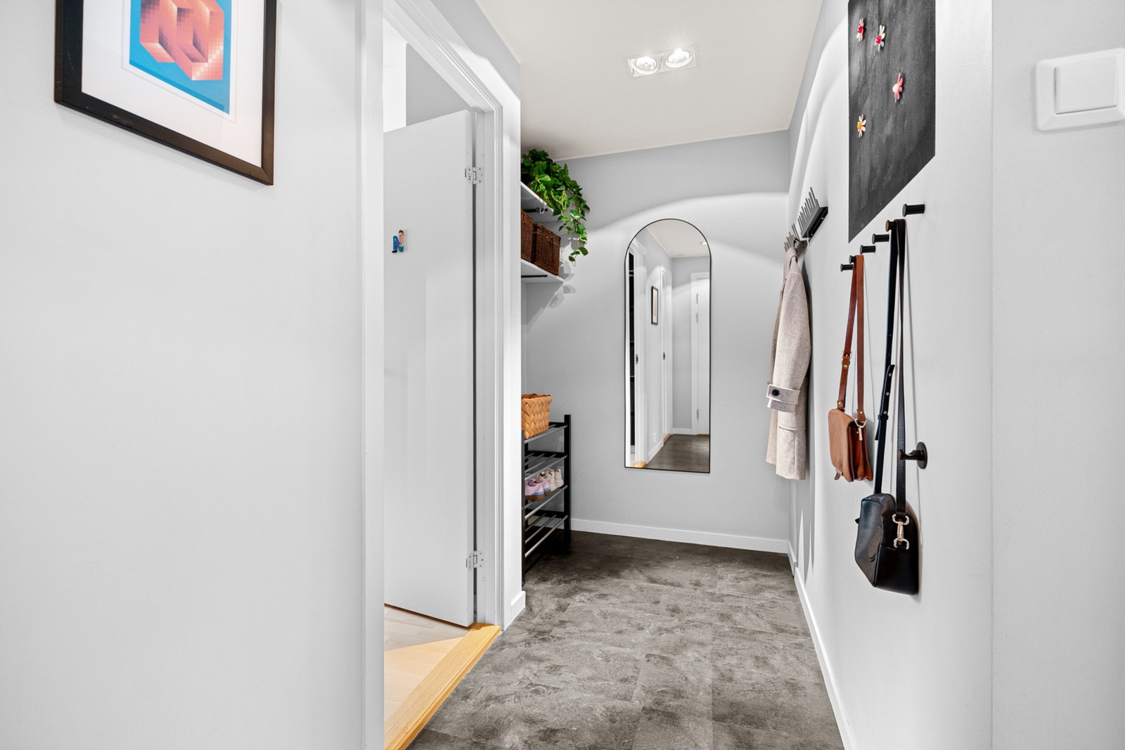 Det er god plass til oppheng av yttertøy. Gulvet er belagt med vinylfliser i 2021. Galleribilde