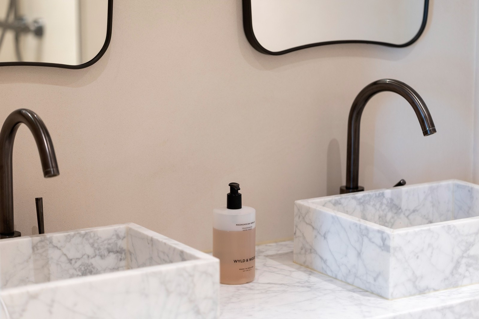 Eksklusiv og gjennomført utførsel i marmor. Galleribilde