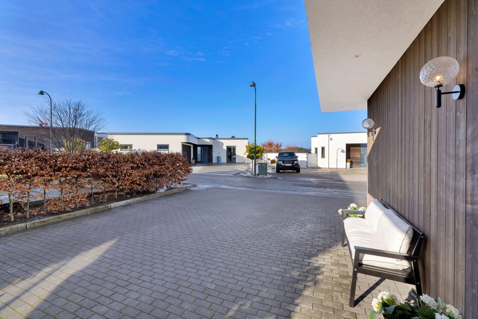 Godt med plass til biler på tomt. Galleribilde