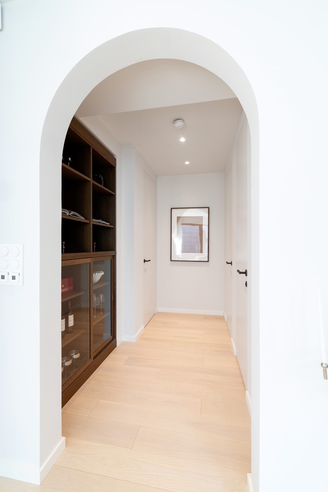 Mellomgang med skap/hyller. Galleribilde