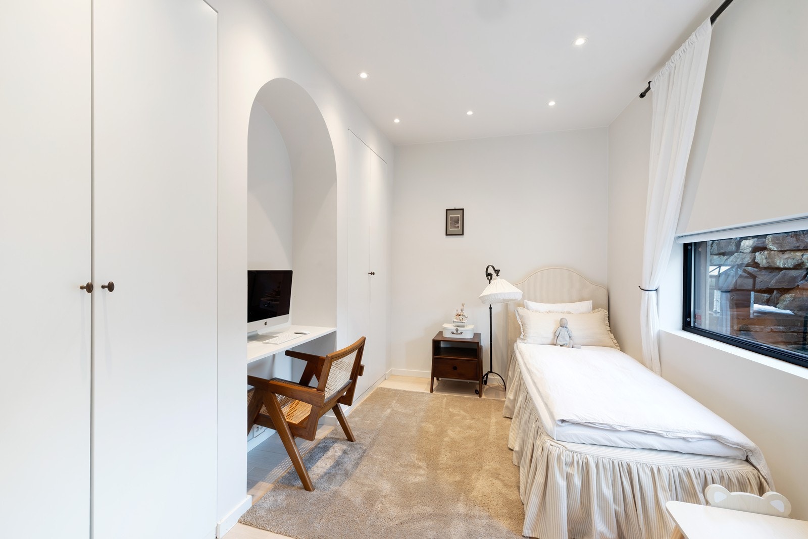 Soverom 2 med inngang fra stue. Godt med plassbygget skap. Galleribilde