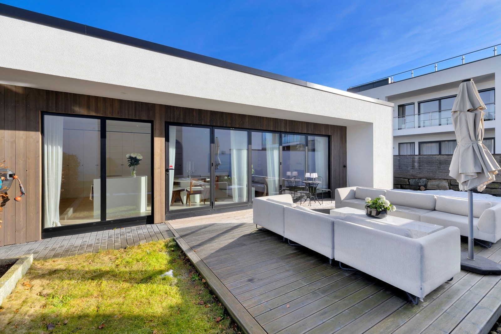 Koselig og solrik hage og platting. Galleribilde