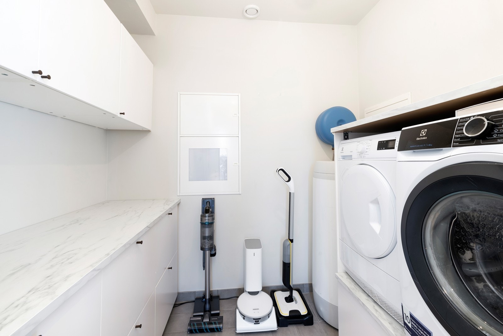 Praktisk vaskerom med oppbevaring. Galleribilde