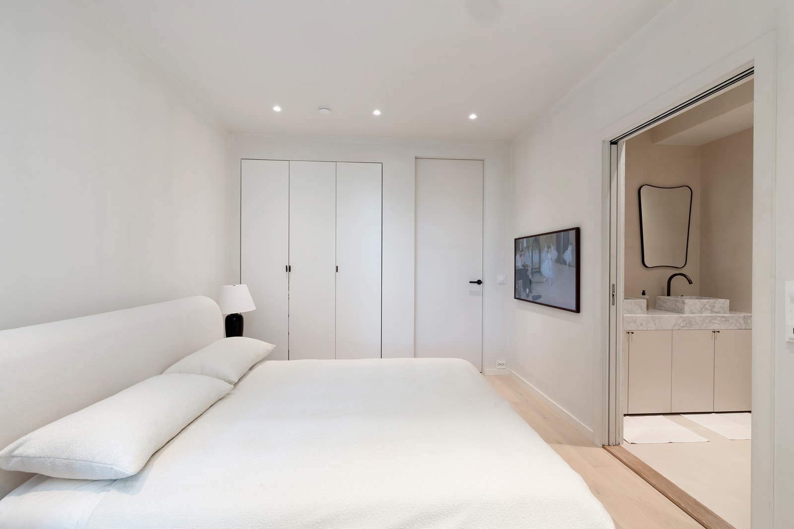 Hovedsoverom med inngang til eget bad og walk in. Galleribilde