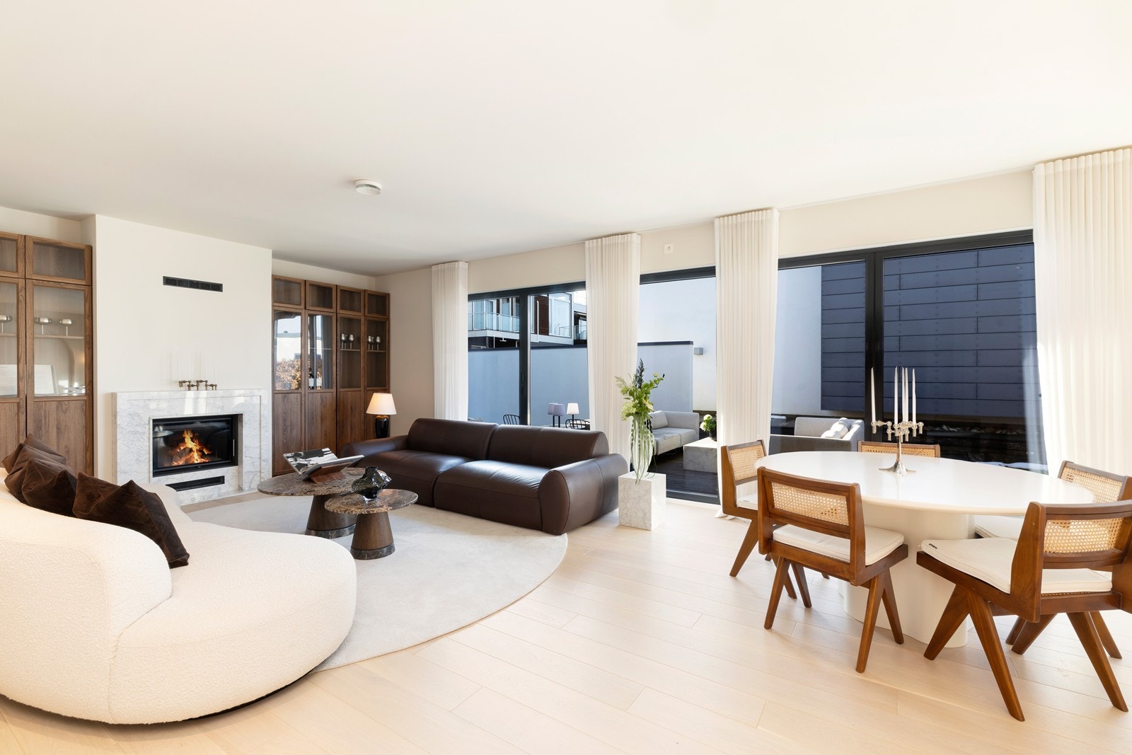 Fra stuen er det utgang til hage og platting. Galleribilde