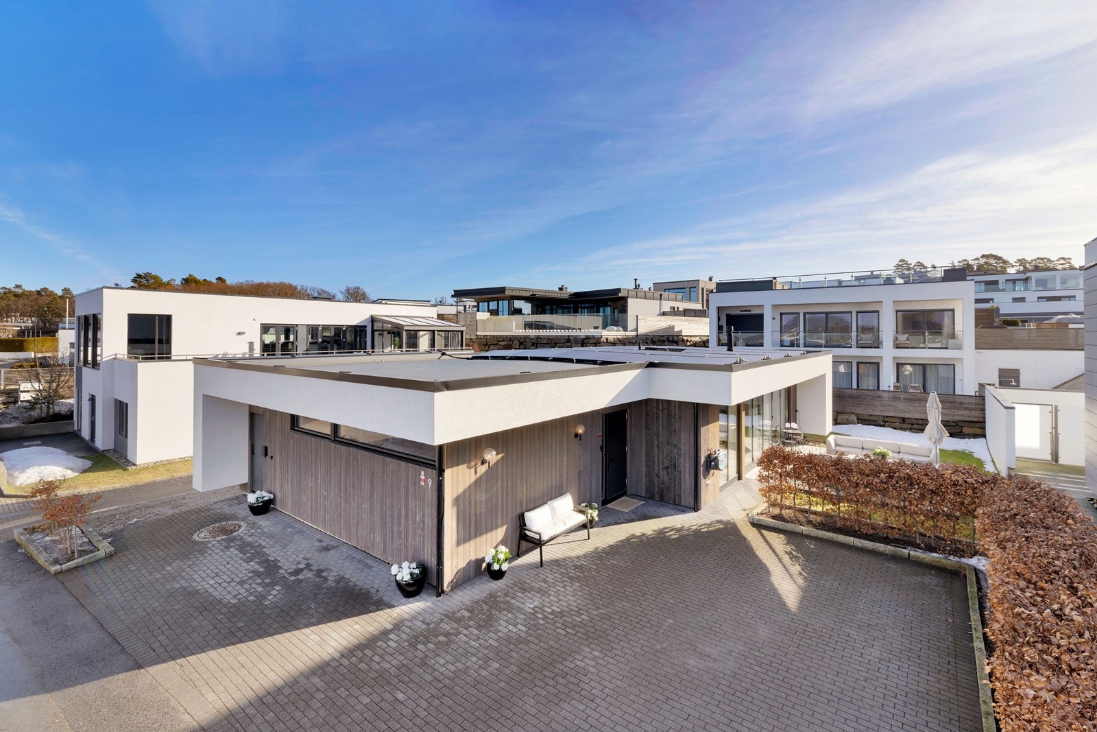 Påkostet/særegen enebolig med alt på en flate på Dvergsnes. Solrikt uteområde. Meget populært og barnevennlig område. Galleribilde