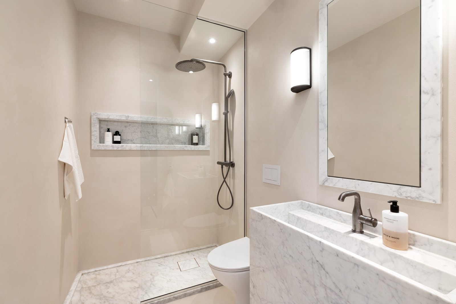 Lekkert gjestebad med dusjhjørne, vegghengt toalett og servant. Også eksklusiv utførsel i marmor. Galleribilde