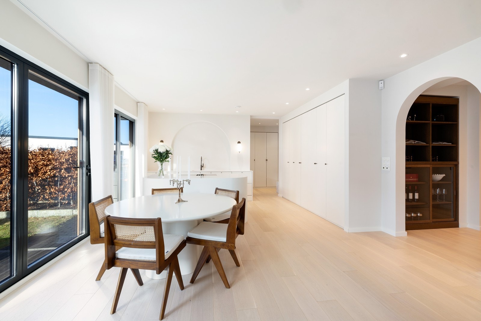 Stuen er åpen mot lekkert spesiallaget med bue i kjøkkenøy og på vegg over vask. Galleribilde