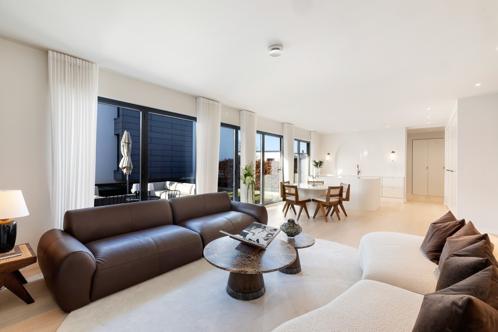 Lys og lekker stue med raus takhøyde. Galleribilde