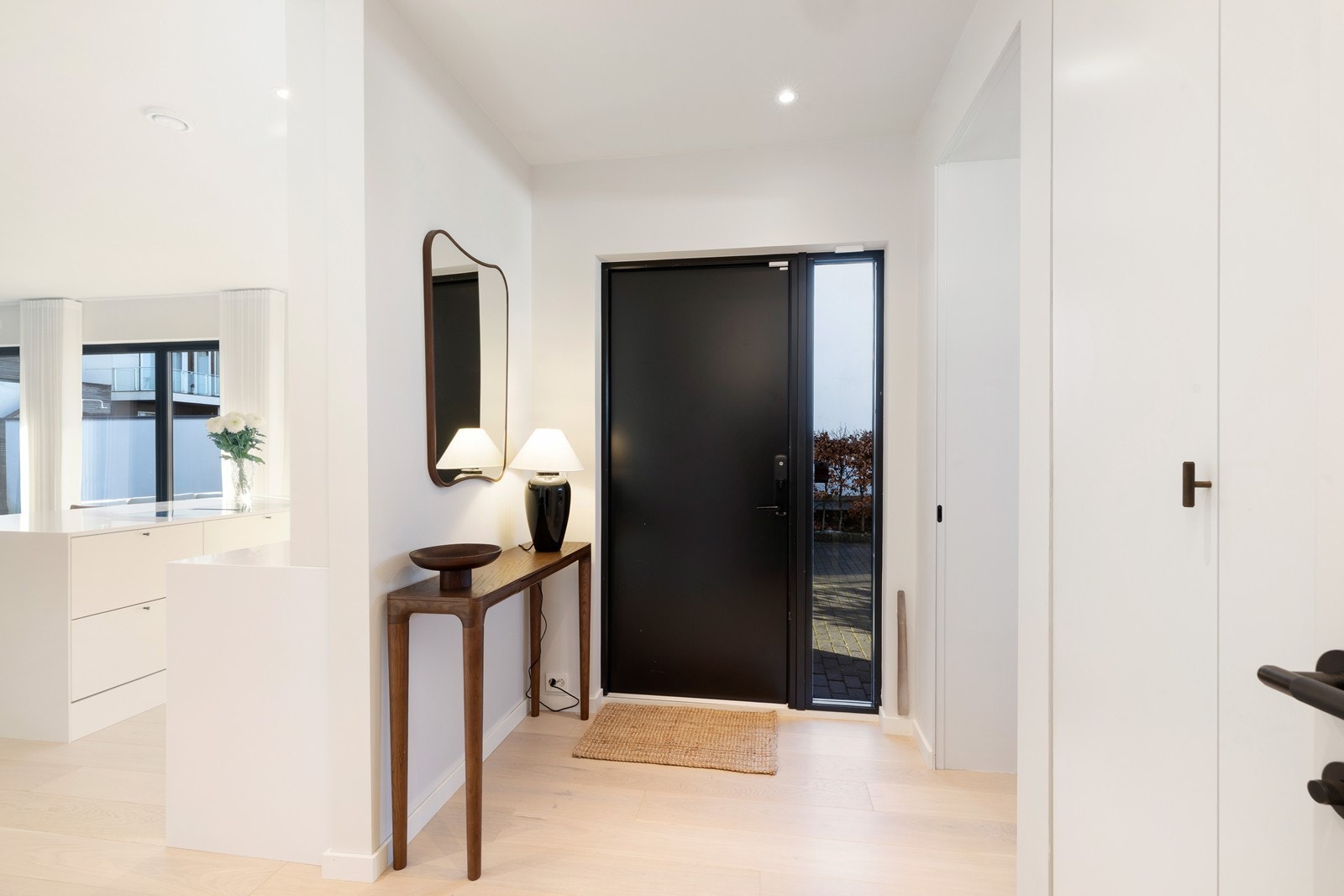 Gang/entrè med skap til oppbevaring. Galleribilde