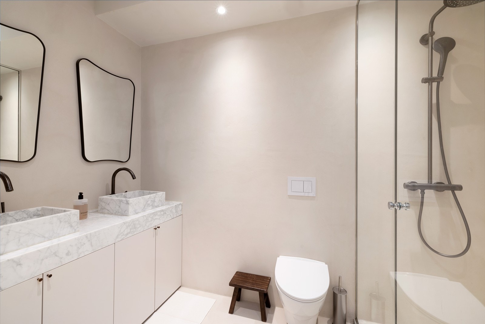 Påkostet bad med dusjhjørne, vegghengt toalett og dobbel servant. Galleribilde