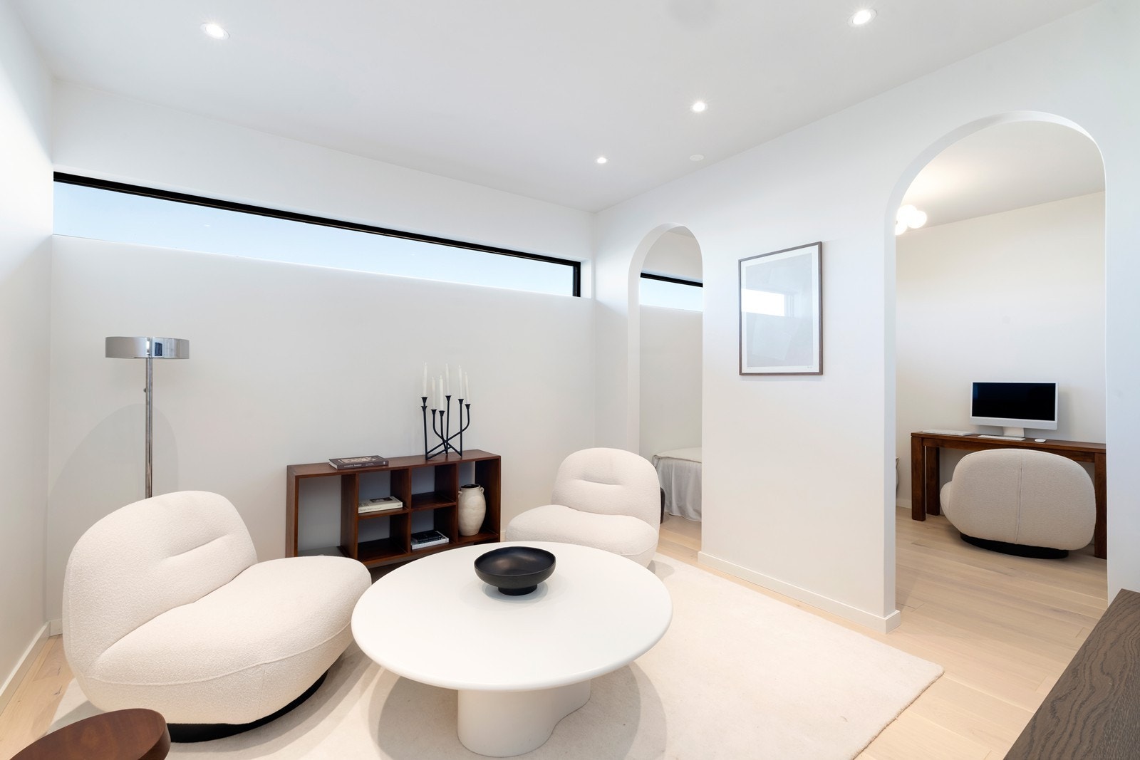 TV stue med inngang til soverom. (Disse rommene er godkjent til garasje). Galleribilde