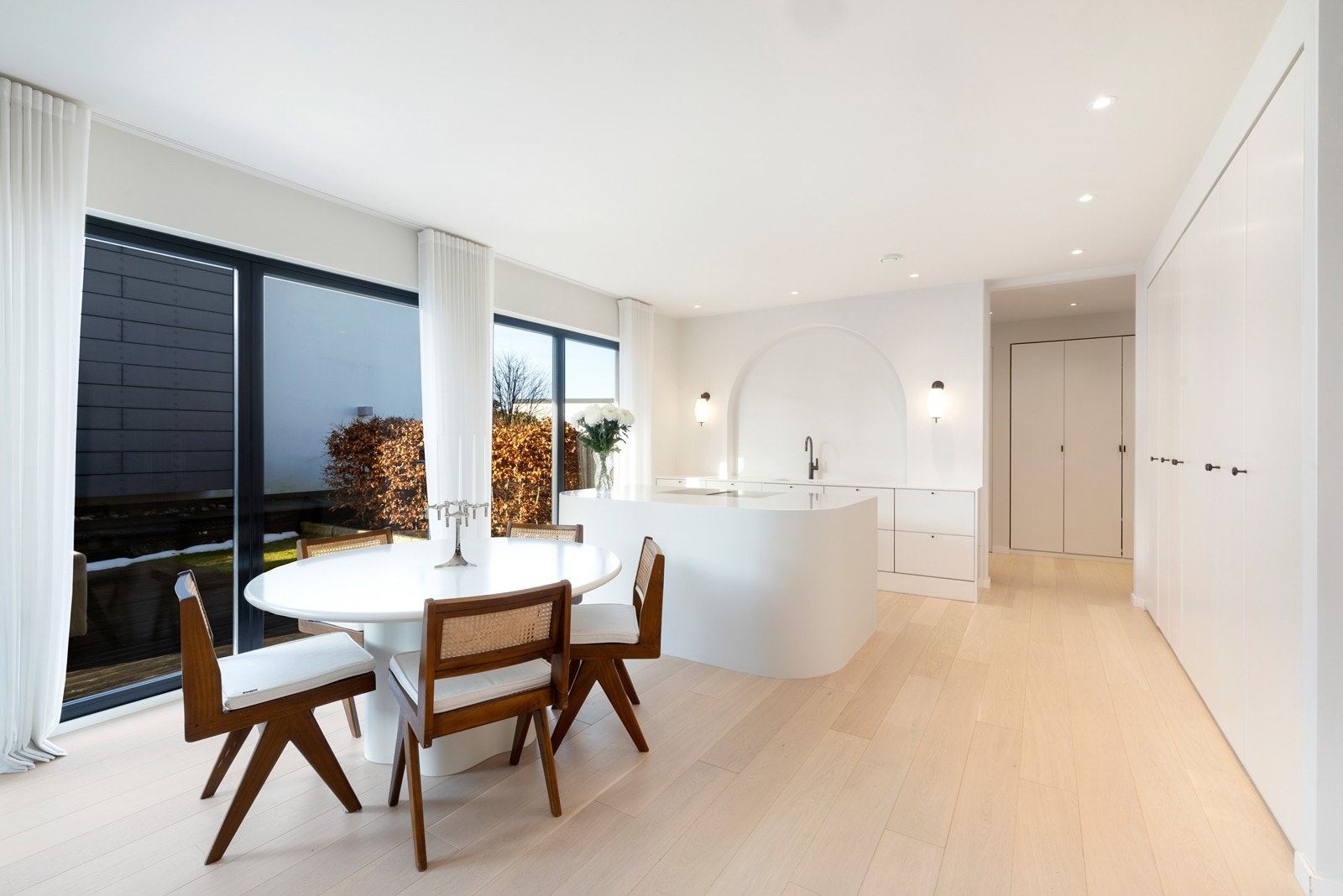 Meget godt med skap og benkeplass samt integrerte hvitevarer som følger med salget. Galleribilde