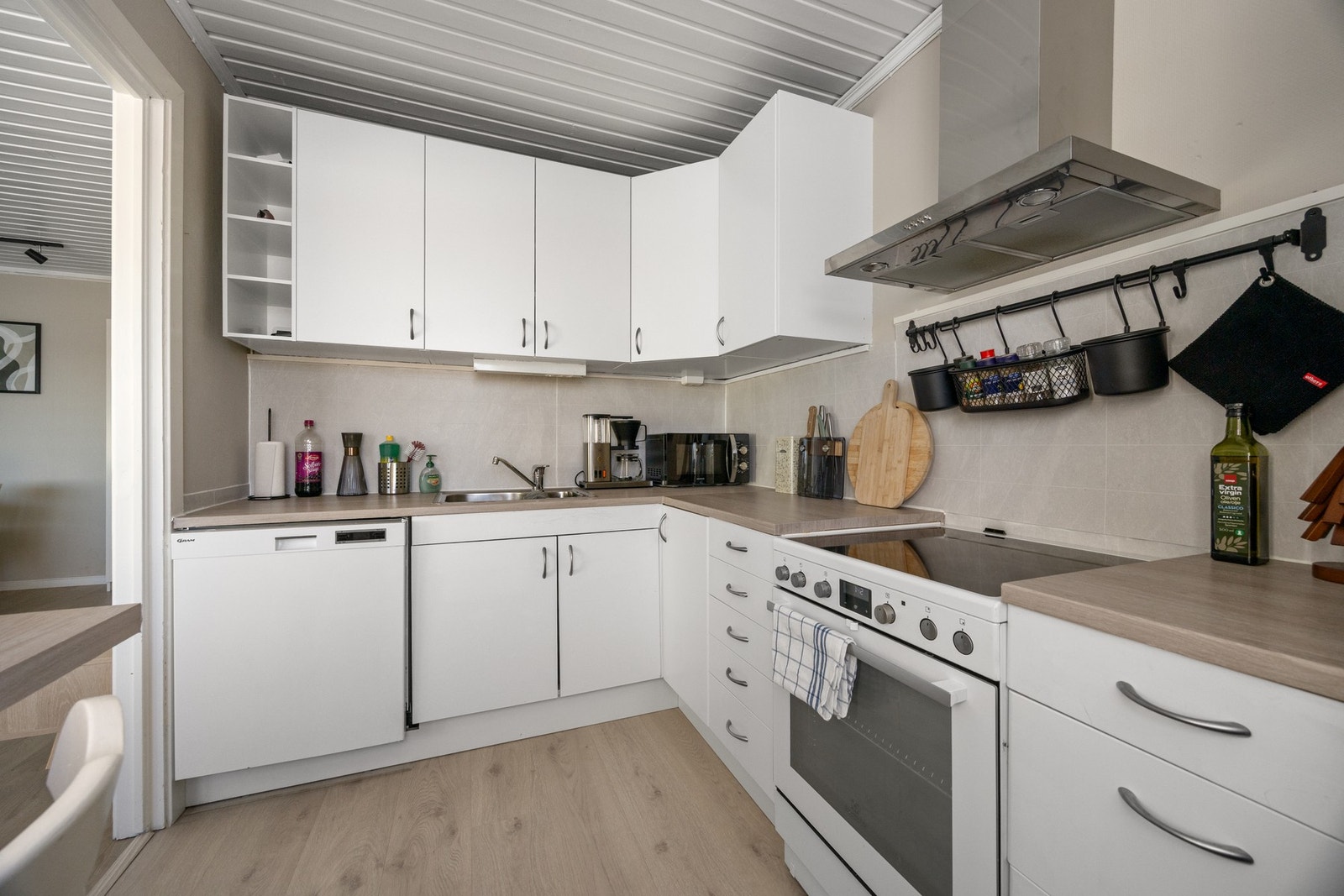 Kjøkken - ca. 6,5 kvm. Innredning fra ca. 2009, nytt gulv 2025. Galleribilde